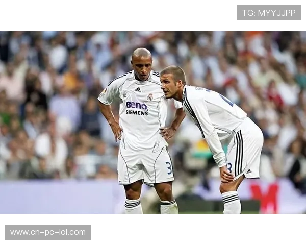 90年代足球传奇球星合照集结，回顾经典时刻与辉煌岁月