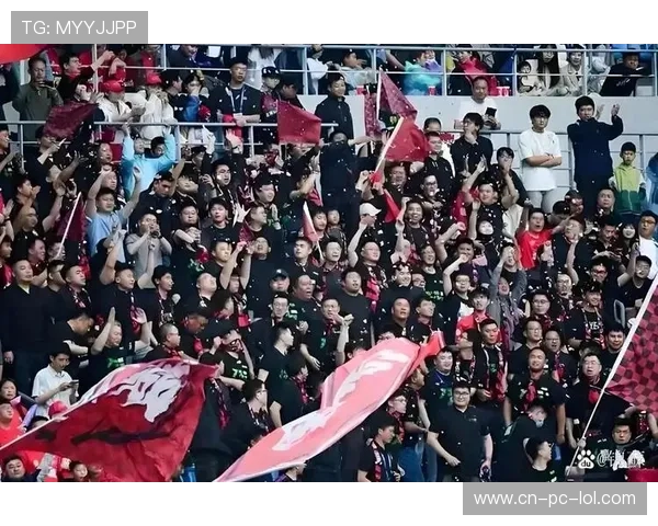 街头偶遇世界级足球巨星引发热议球迷合影场面火爆