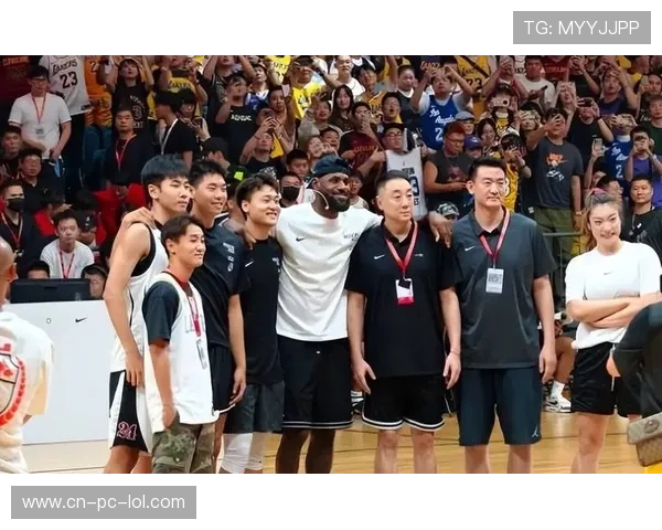 足球与篮球巨星同框合影引发粉丝热议跨界友谊展现体育精神