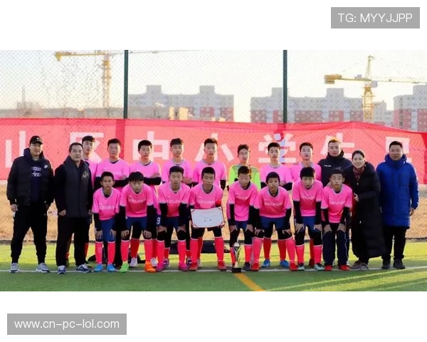 足球少年与偶像同框合影 梦想起航的珍贵瞬间