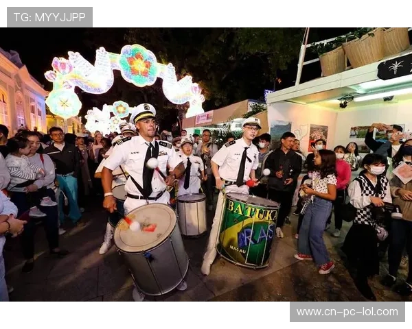 足球巨星穿藏装展风采 彰显跨文化融合与魅力